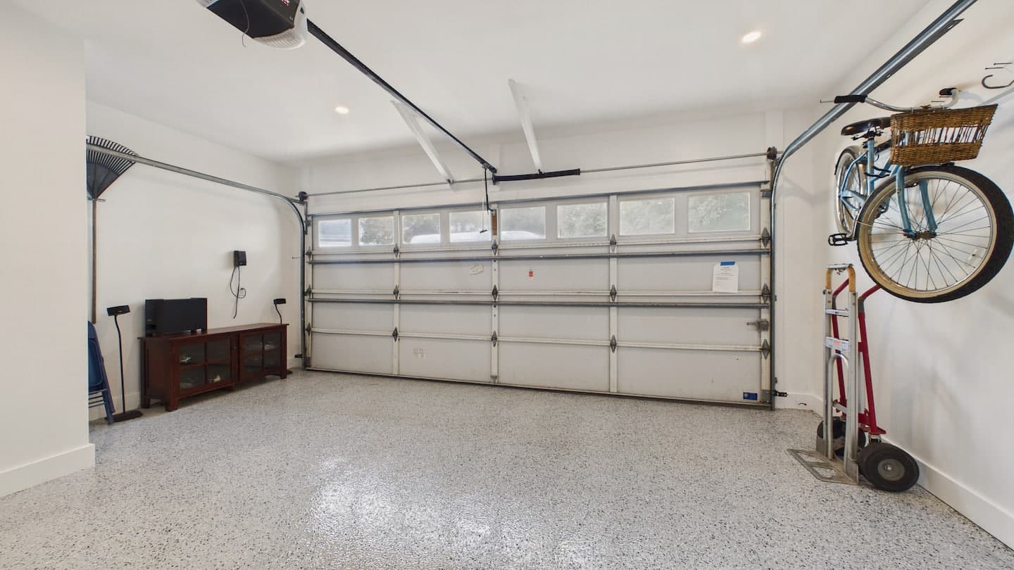 Laundry & Garage photo 3