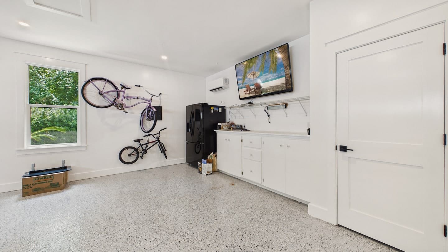 Laundry & Garage photo 4
