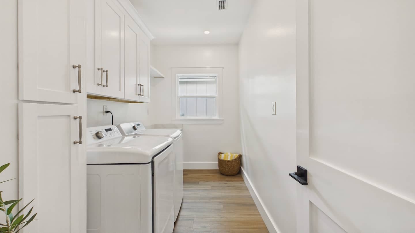 Laundry & Garage photo 1